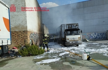 Un camión arde y alerta a los vecinos de Huarte