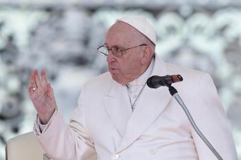 El Vaticano confirma la infección respiratoria del Papa