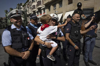 Policías europeos sorprenden y ayudan durante San Fermín