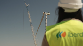 Iberdrola instala el primer gigante del parque eólico de Burgos