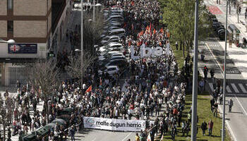 Miles de personas marchan en Pamplona en el Aberri Eguna