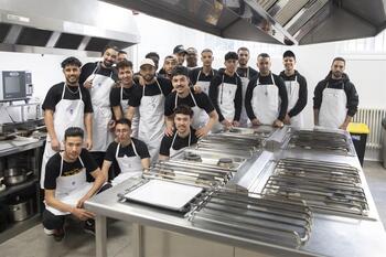 20 jóvenes migrantes cocinan sus sueños