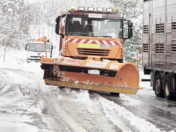 Tres carreteras secundarias siguen cortadas por la nieve