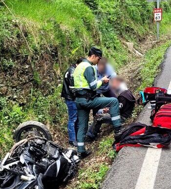 Dos heridos en una salida de vía con su moto en Baztan
