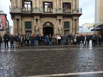 Concentración en Pamplona por los agentes muertos en Barbate