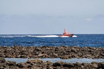 Rescatan dos pateras con 111 personas cerca de Lanzarote