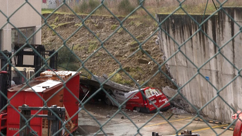 Cae un muro y sepulta cinco vehículos en Orkoien