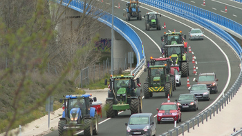 Los tractores ocupan un carril de la Autovía a Jaca