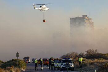Cinco edificios evacuados por un incendio en Valencia