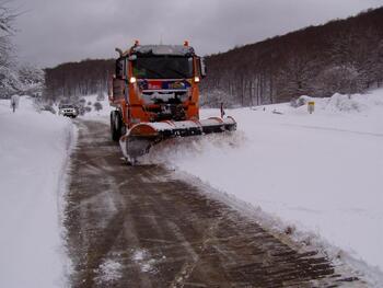 Dos carreteras navarras siguen cortadas por la nieve
