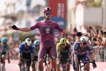 Jonathan Milan consigue su tercera victoria en el Giro