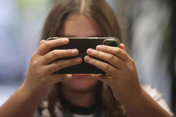 Una asociación se preocupa por el uso del móvil en menores