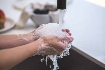 Salud recuerda que lavarse las manos bien salva vidas