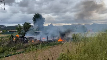 Un incendio calcina dos casetas de madera en San Adrián