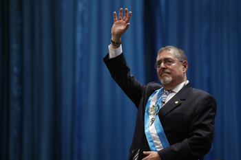 Arévalo, presidente de Guatemala en una accidentada ceremonia