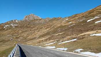 Las altas temperaturas funden la nieve del Pirineo navarro