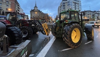 Pamplona despierta repleta de tractores acampados