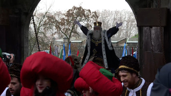 Los Reyes llegan a Pamplona en dromedario y con paraguas