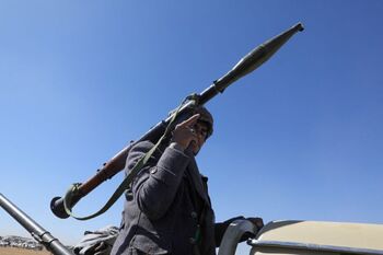 Un misil impacta contra un buque de EEUU al sur de Yemen
