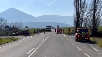 Dos ciclistas son atropellados por un motorista en Unciti