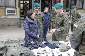 Robles visita a los nueve soldados afectados por hipotermia