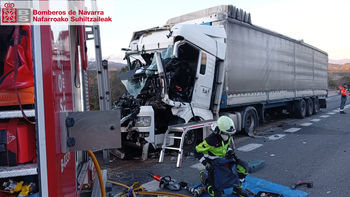 Accidente vial grave tras colisionar dos camiones en Ayegui