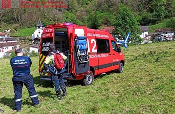 Un motorista herido al caer por un terraplén en Valcarlos