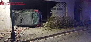 Un coche se empotra contra un edificio en Sangüesa