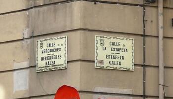 Pamplona revisará que las placas de calles sean bilingües