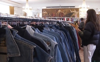La ropa vintage se vende al kilo en Pamplona