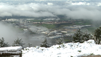 La nieve cubre el monte Ezkaba a las puertas de abril