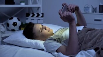 El 27% de los jóvenes duerme menos por culpa de Internet