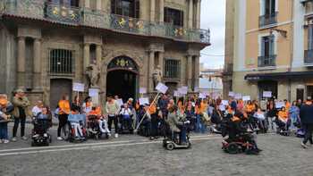 El naranja tiñe Pamplona en el Día de la Esclerosis Múltiple