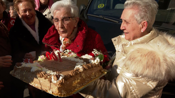 Benita sopla las velas de su 100 cumpleaños en Cascante