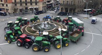 Los tractores acampan en el centro de Pamplona