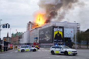 Arde la histórica Bolsa de Copenhague y cae su icónica aguja